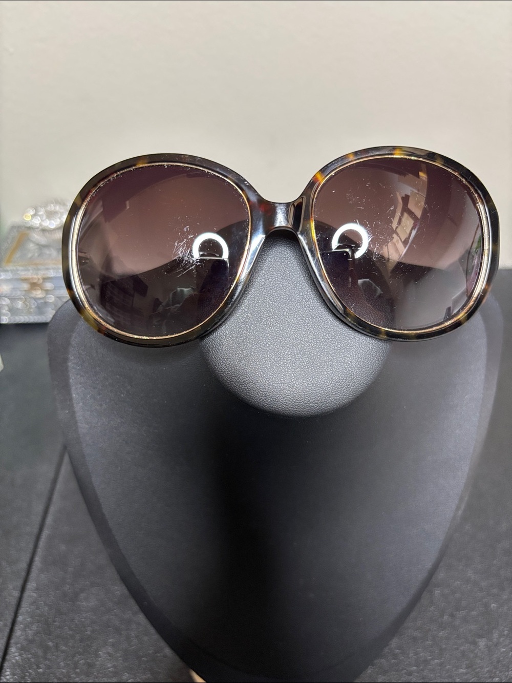 Oscar de la Renta Tortoiseshell Round Sunglasses with Brown Gradient Lenses - Picture 1 of 9